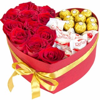 Коробка Прекрасное сердце из роз и конфет