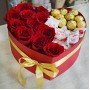 Коробка Прекрасное сердце из роз и конфет